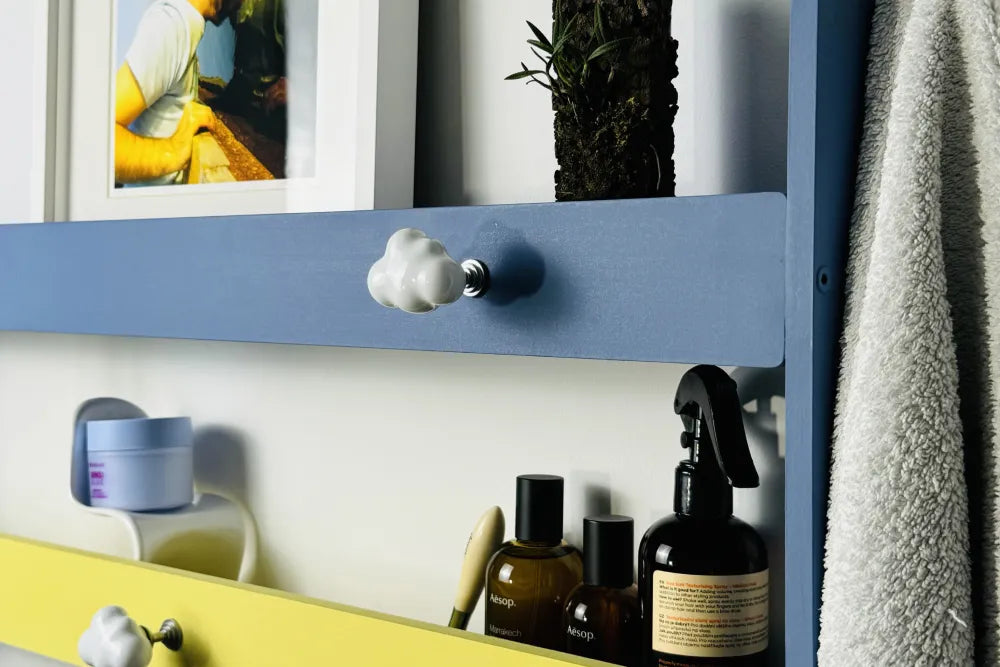 Farbenfrohes Badezimmer-Regal