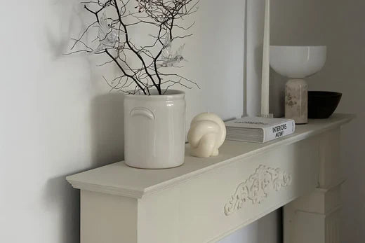 Vorher-Nacher Bild eines gestrichenen Kamins